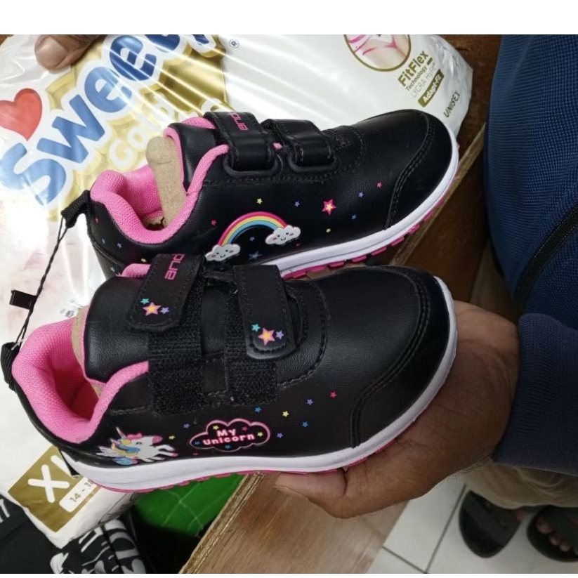 Sepatu Ando anak perempuan sekolah