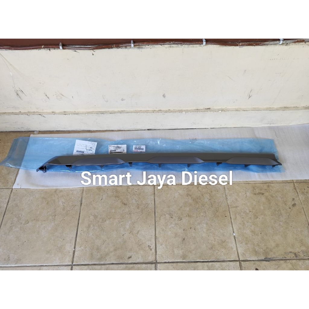 Cover Spoiler Moulding Bemper Belakang Avanza Veloz Original