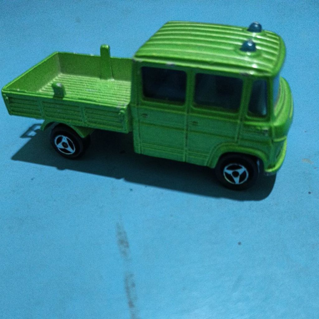 Majorette Mercedes benz Trax Public