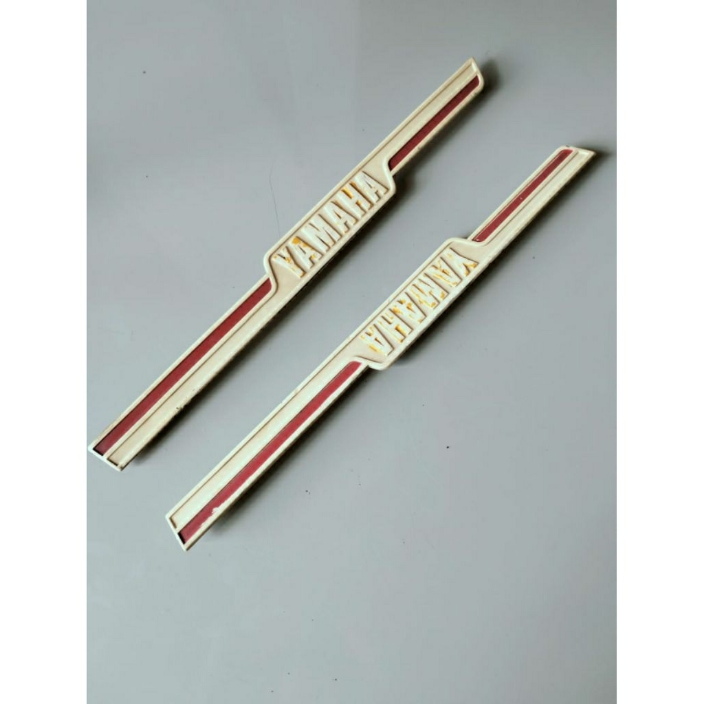 EMBLEM BODY BELAKANG YAMAHA V80 ROBOT V80SDX ORIGINAL