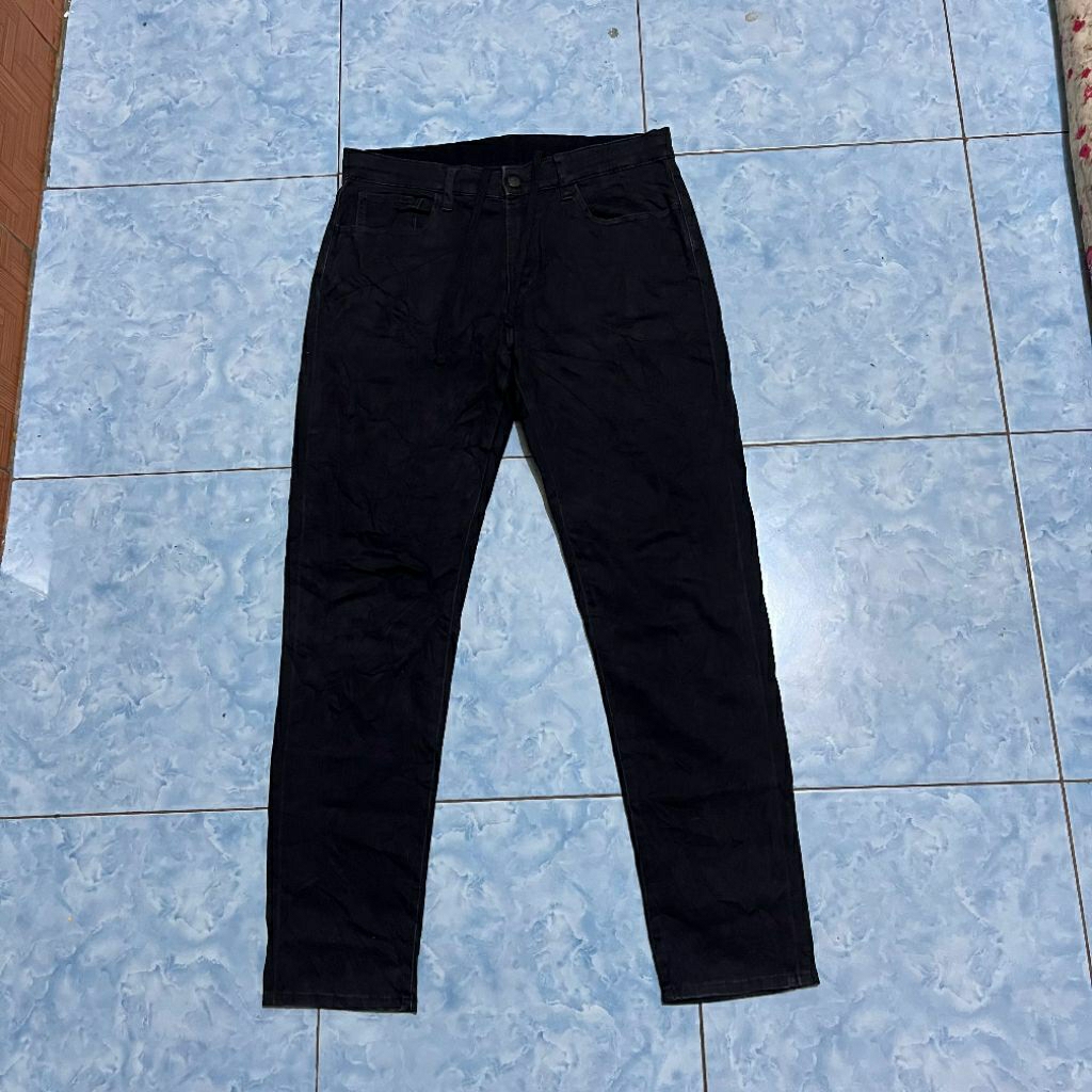 Celana jeans pria Uniqlo Ezy hitam pekat