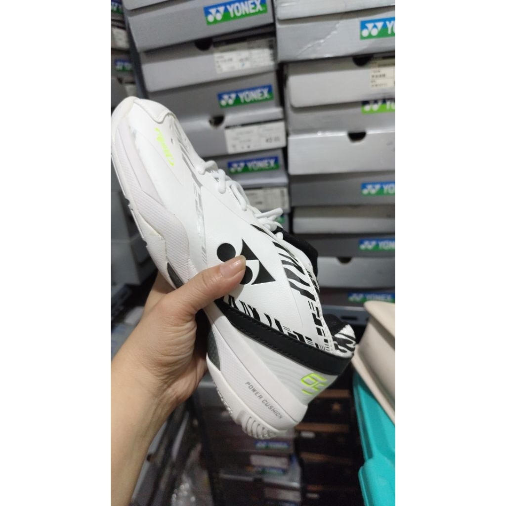 sepatu badminton shb 65 white tiger
