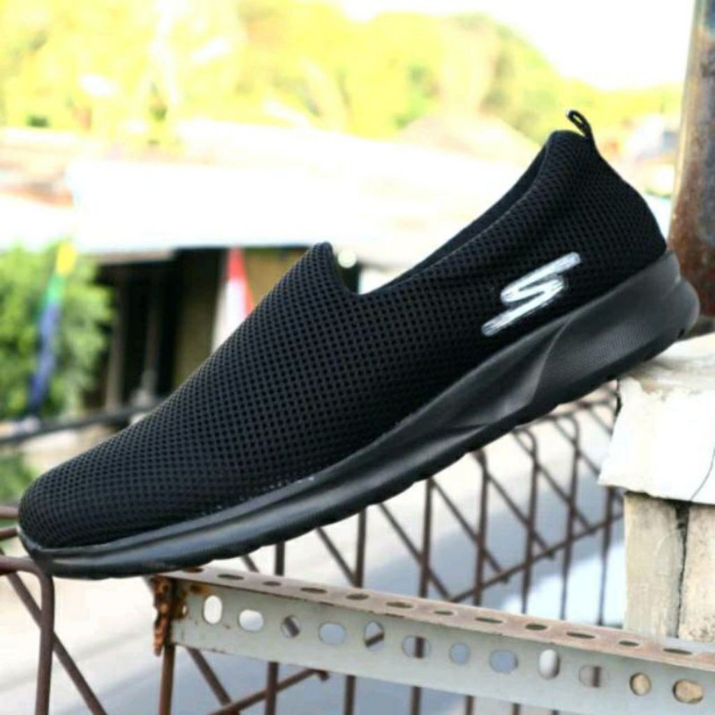 Sepatu Pria Skechers Slip On Hitam