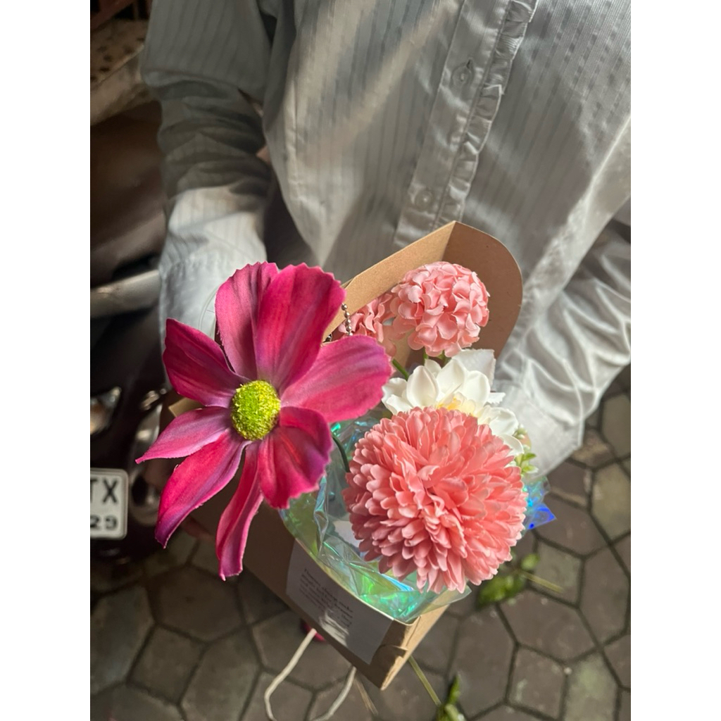 

bucket wisuda bunga artificial