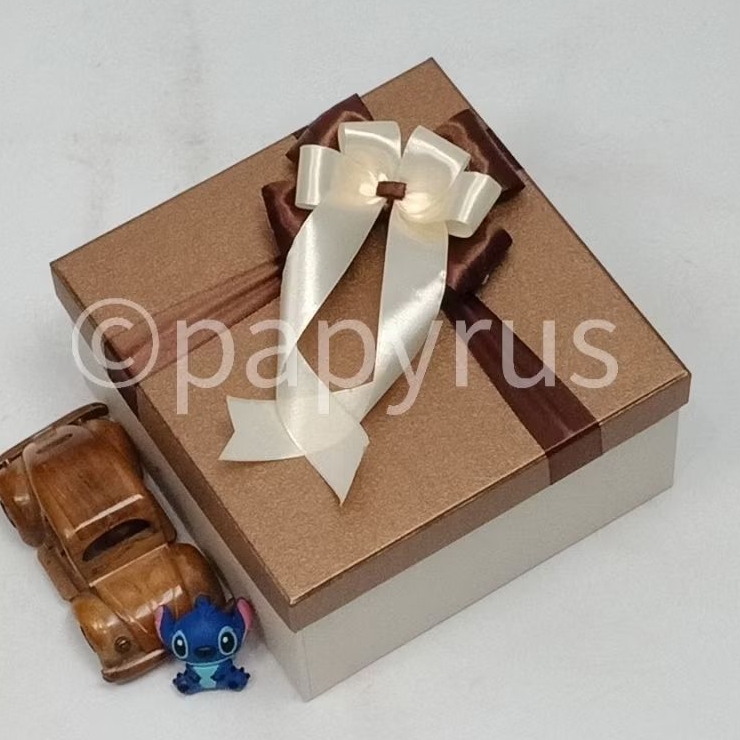 

PAPYRUS Kombinasi 20x20 Tinggi 10cm Kotak Kado Gift Box Hadiah V1