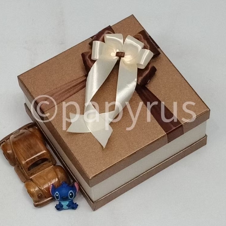 

PAPYRUS Sandwich 20x20 Tinggi 10cm Kotak Kado Gift Box Hadiah V1