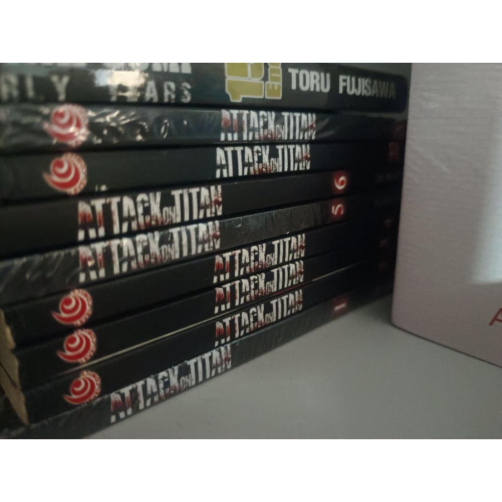 Attack on titan komik 13 buku, kondisi mulus dan sebagian segel, asli Level Comics Gramedia, manga a