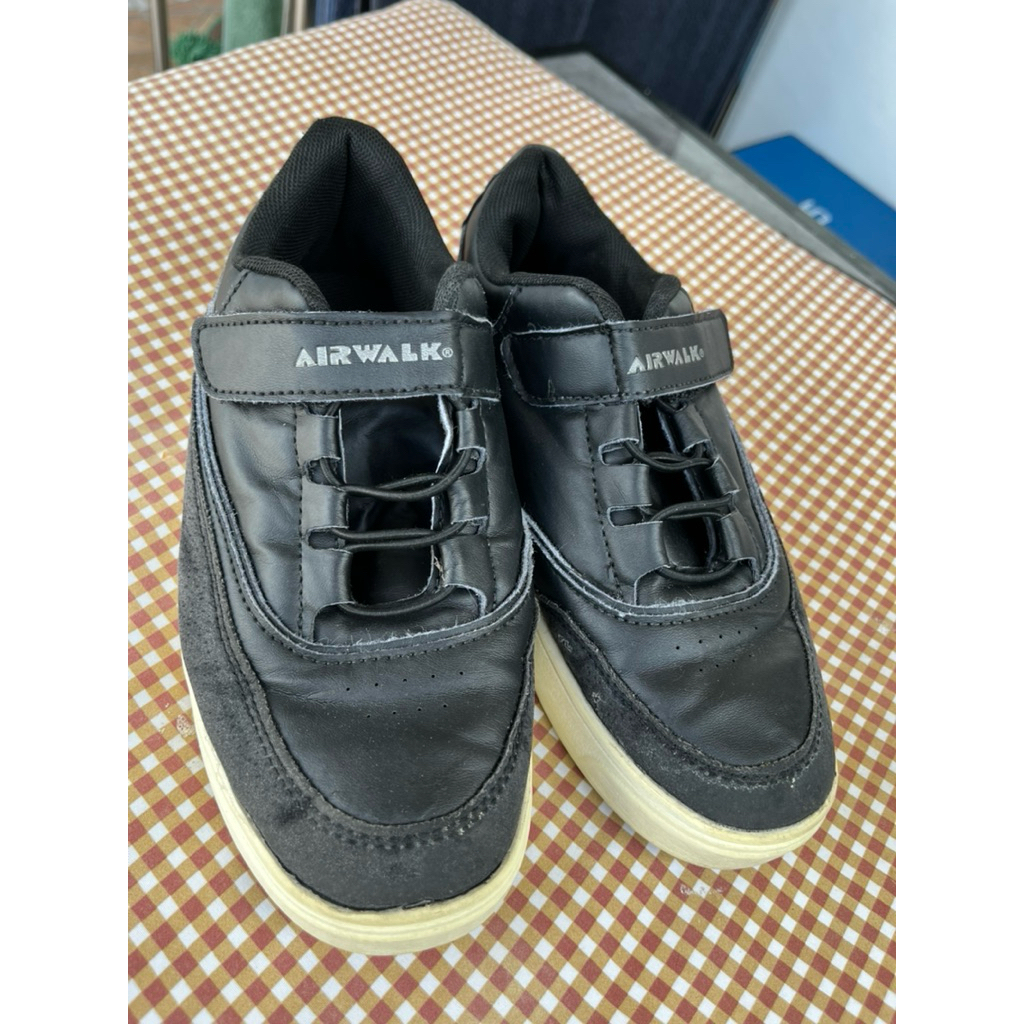 sepatu hitam airwalk