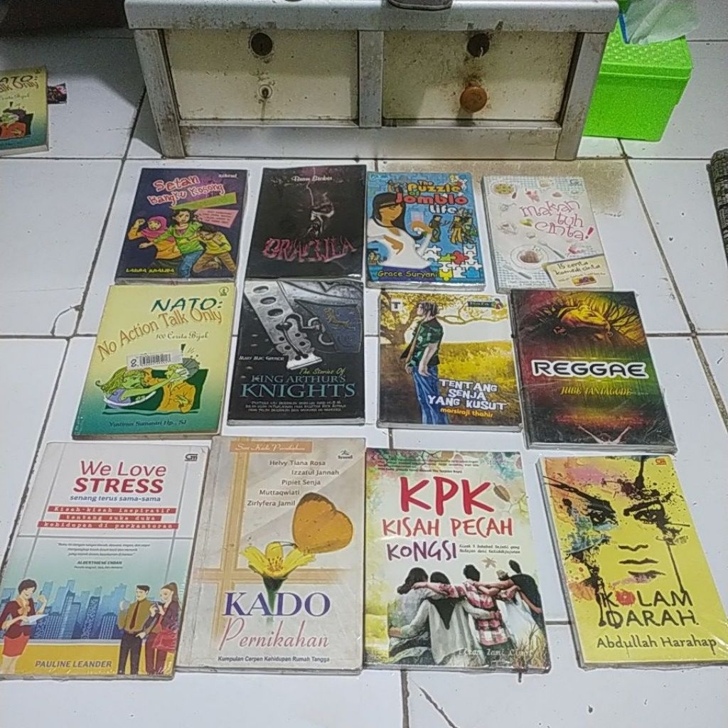 KOMIK GHOST HUNTER Novel Setan bangku kosong The puzzle of jomblo life  Makan tu cinta Nato no actio
