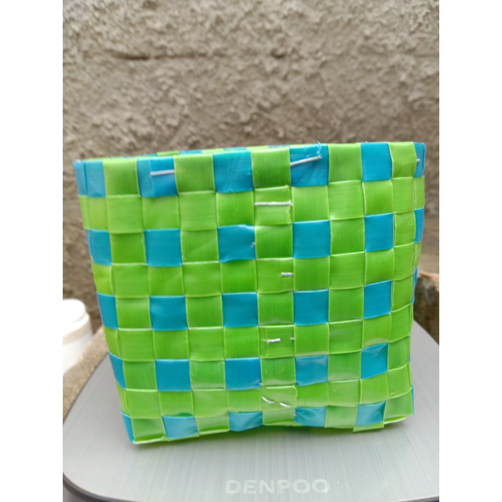 Besek/Keranjang anyaman dari sedotan plastik