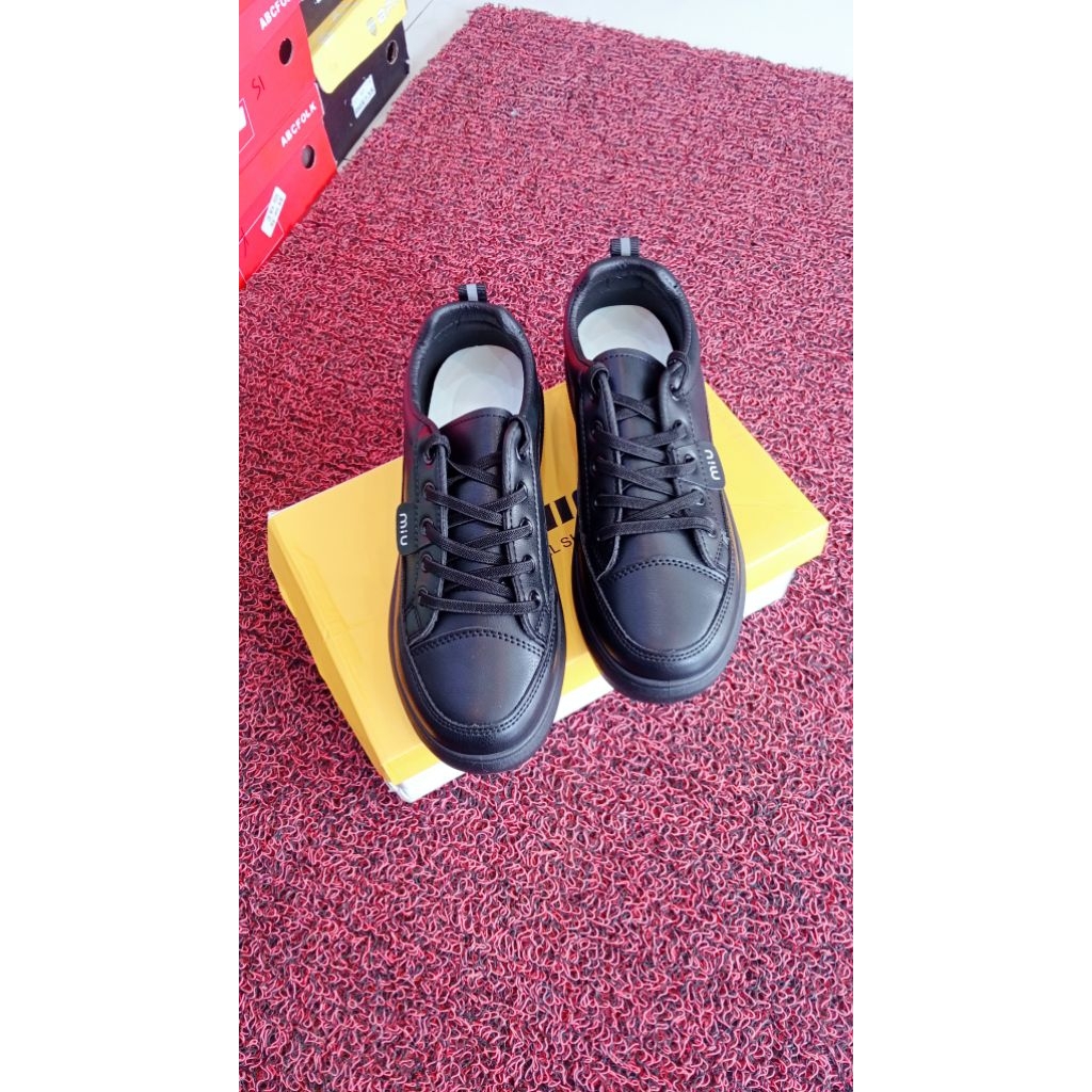 sepatu sekolah hitam sneaker wanita casual sport