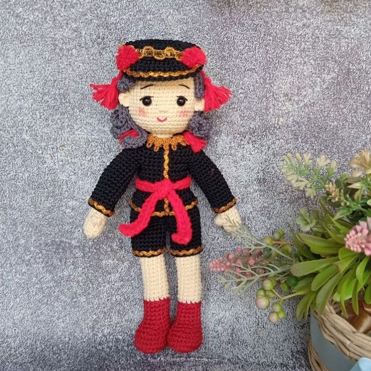 Boneka Rajut Wanita Penari Ndolalak ± 20 cm