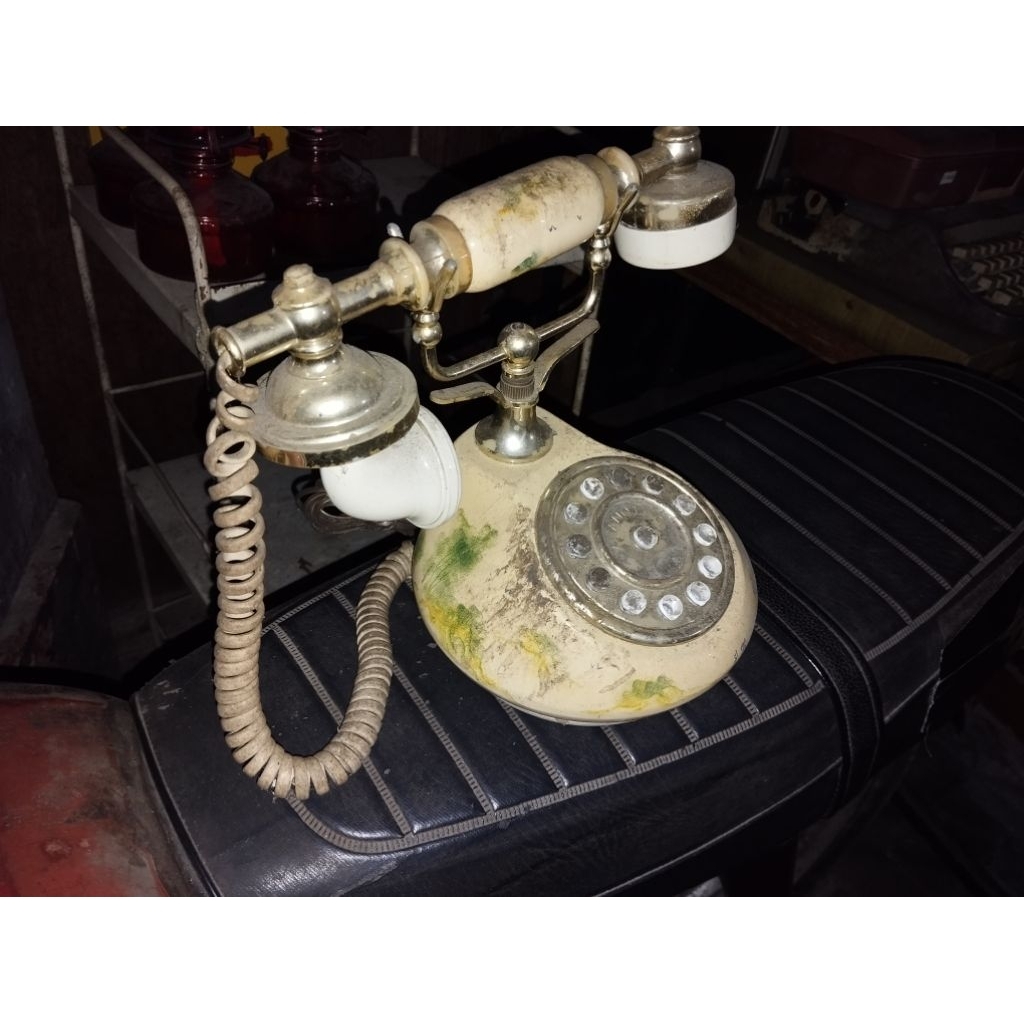 pesawat telpon pencet model. klasik warna krem