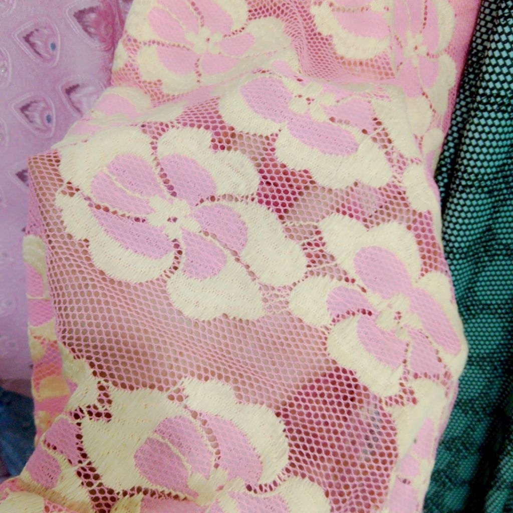 Kain Tile Brokat Premium Mewah Motif Bunga Pink Soft | Kain Kebaya & Gaun Pesta - Meteran bt