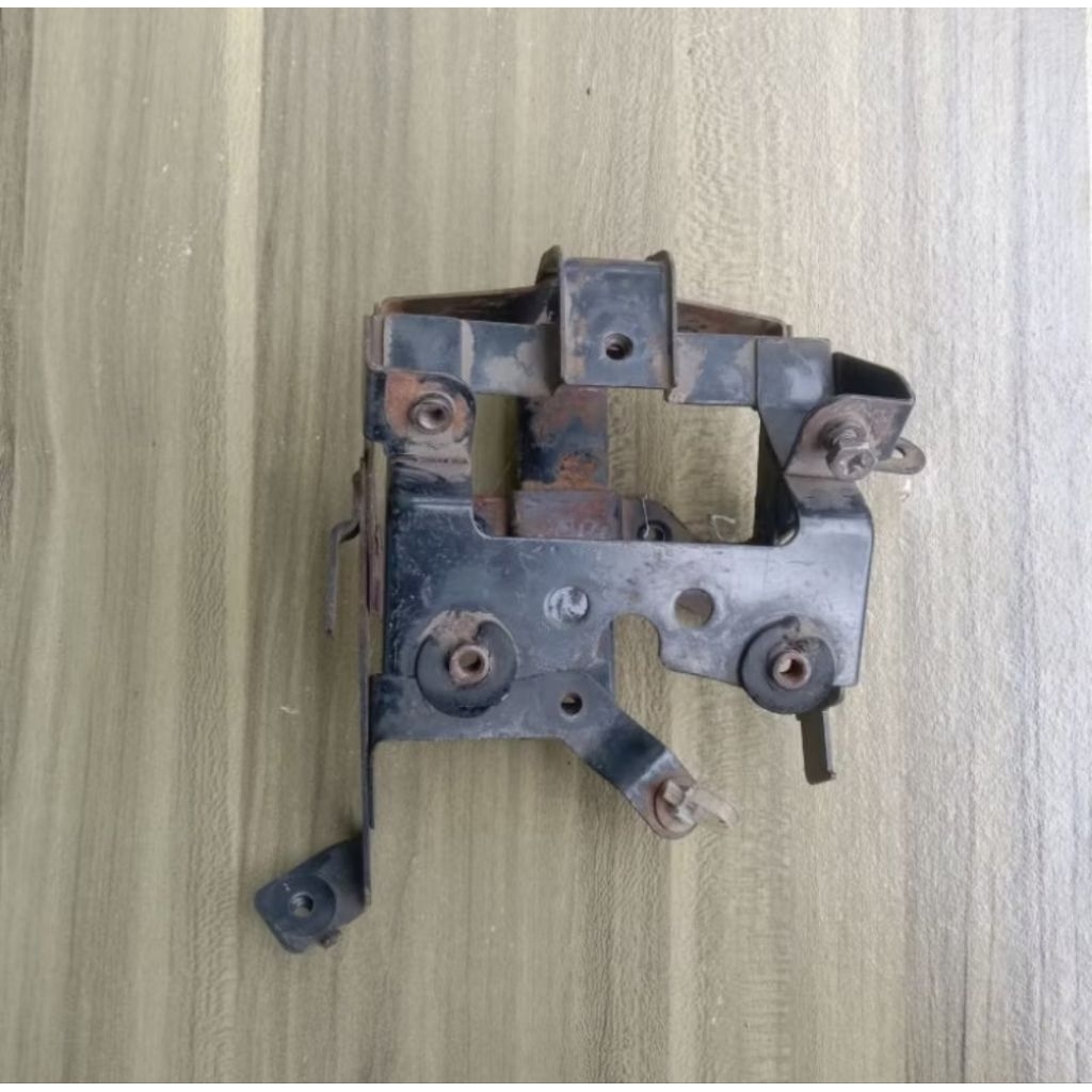 breket dudukan tameng vario 110 karbu ori copotan