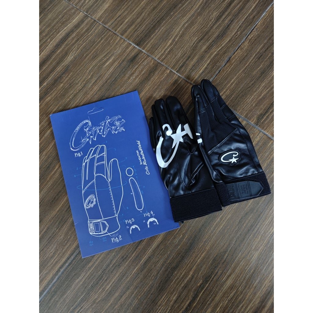 corteiz leather gloves