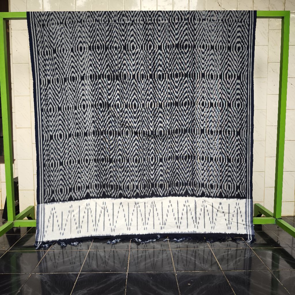 Kain Tenun Halusan Motif Hipnotis Navy + Putih