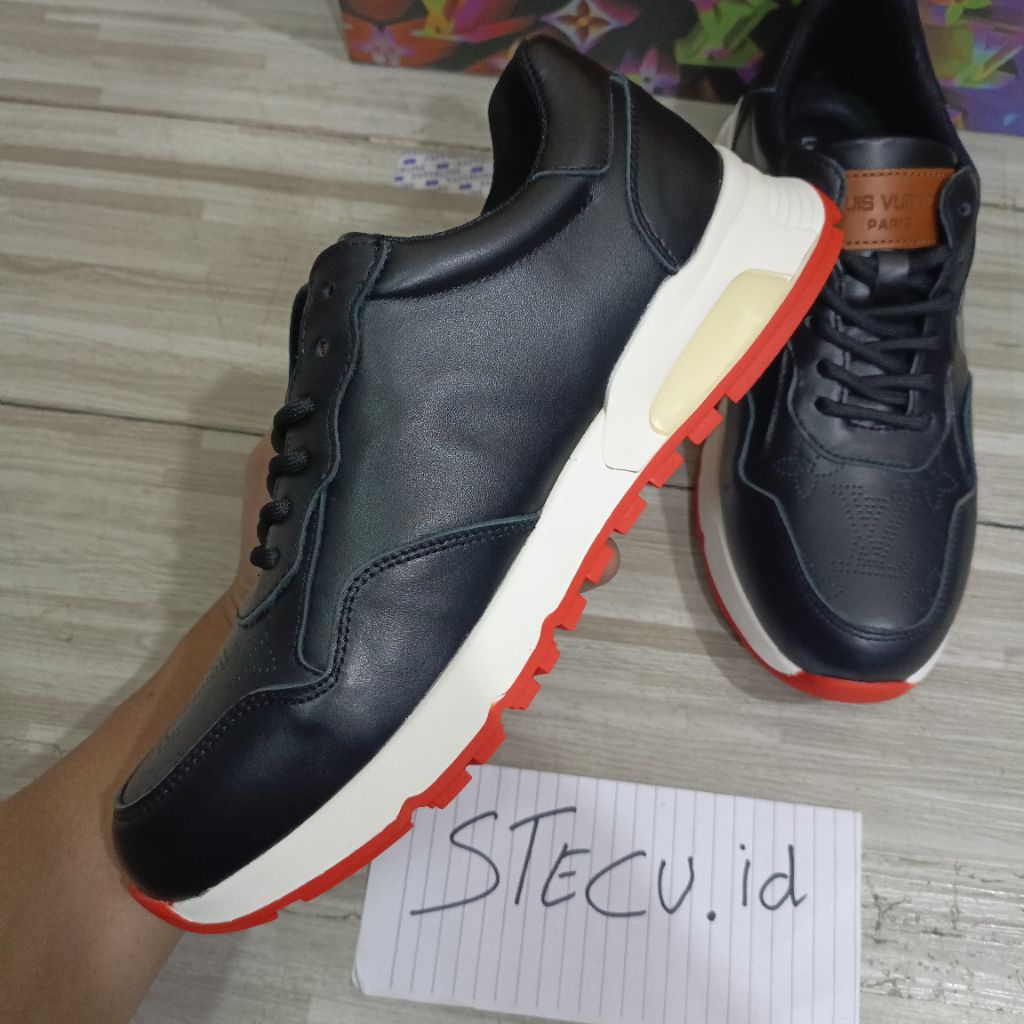 sepatu pria sneaker kulit mewah