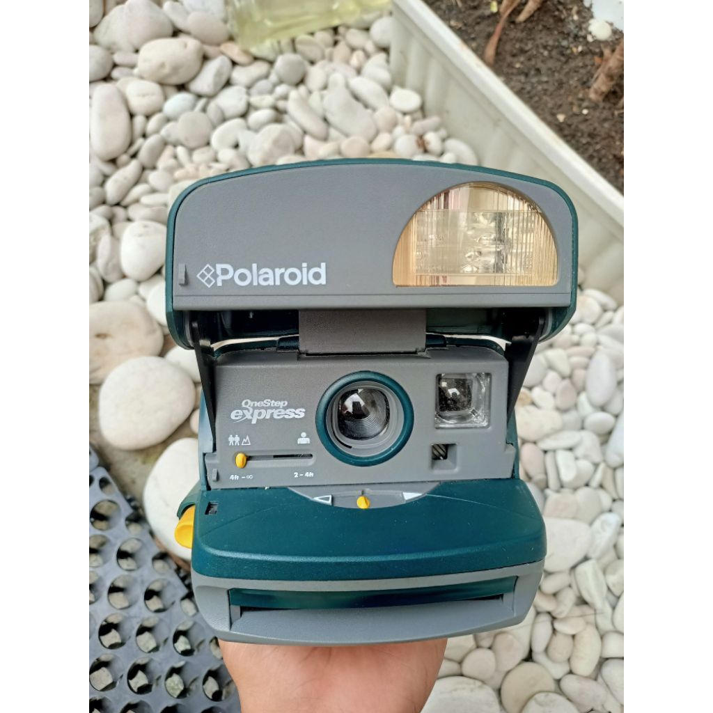 kamera polaroid jadul pajangan