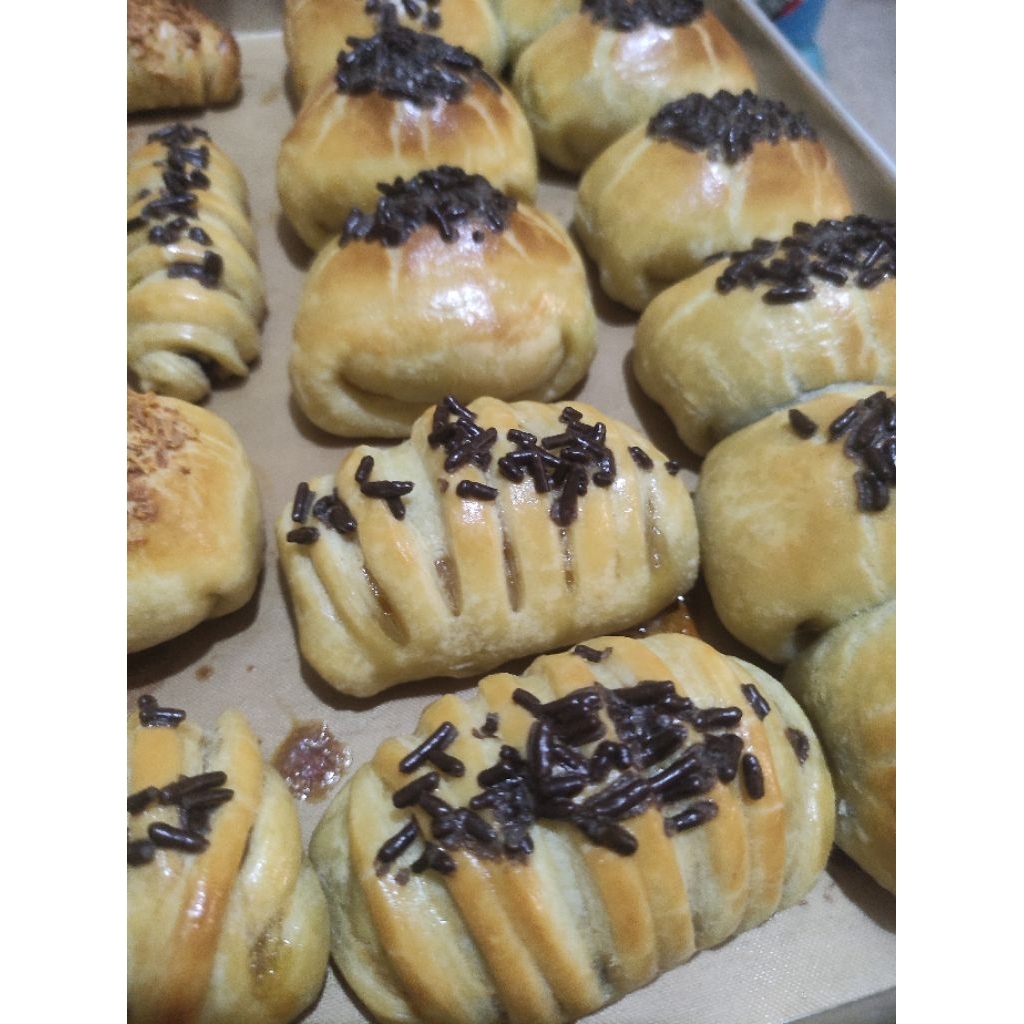 

aischatz bolen pisang coklat keju bandung jawa timur enak