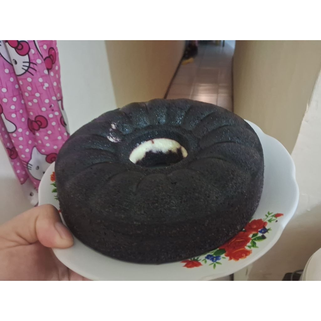 

bolu ketan hitam isian keju lumer dan coklat lumer.. tinggal pilih mau yg mana ..homemade .. diameter kurang lbih 20cm ..pakai bahan premium .. dikirim dihari yang sama