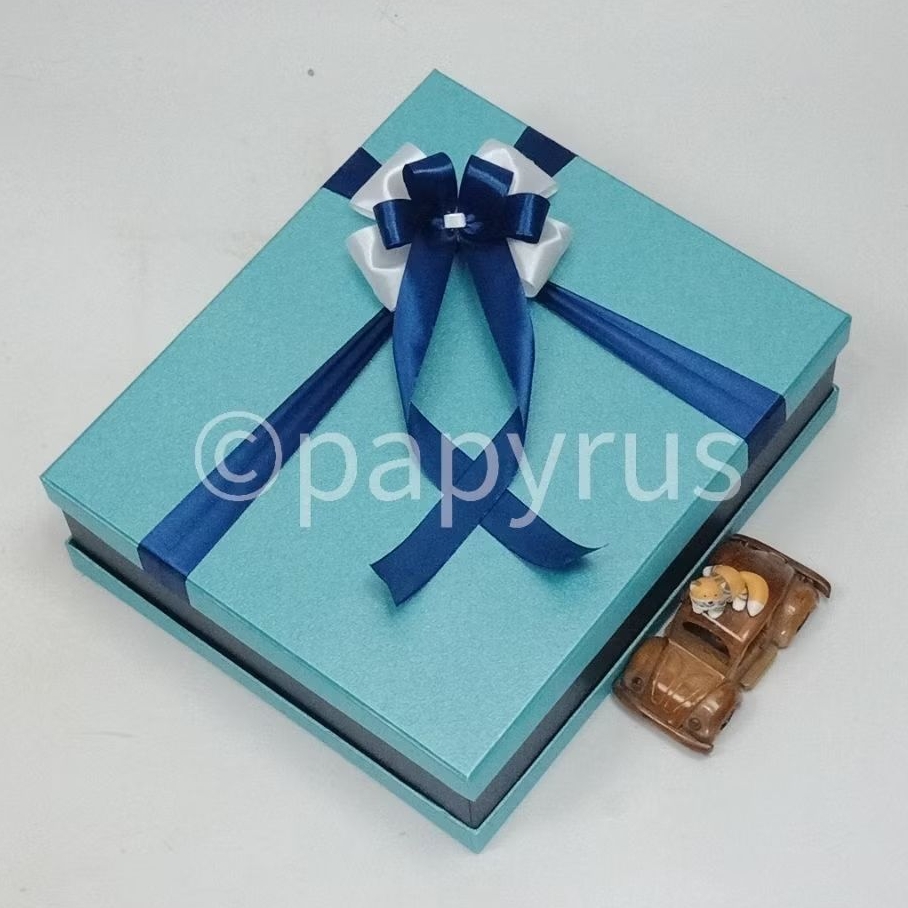 

PAPYRUS Sandwich 30x35 Tinggi 10cm Kotak Kado Gift Box Hadiah V3