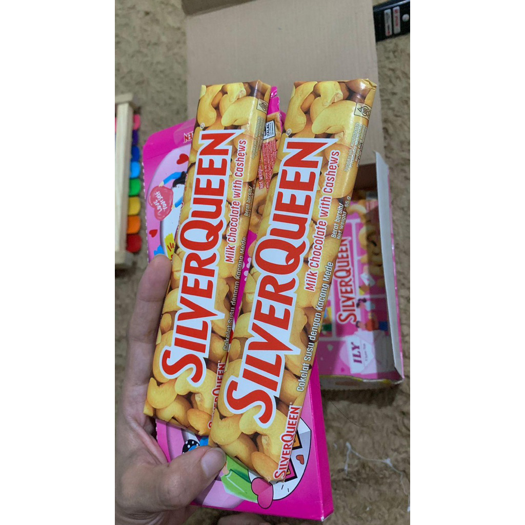 

Coklat Silverqueen size 55gr 1box isi 20pcs, exp 2026!