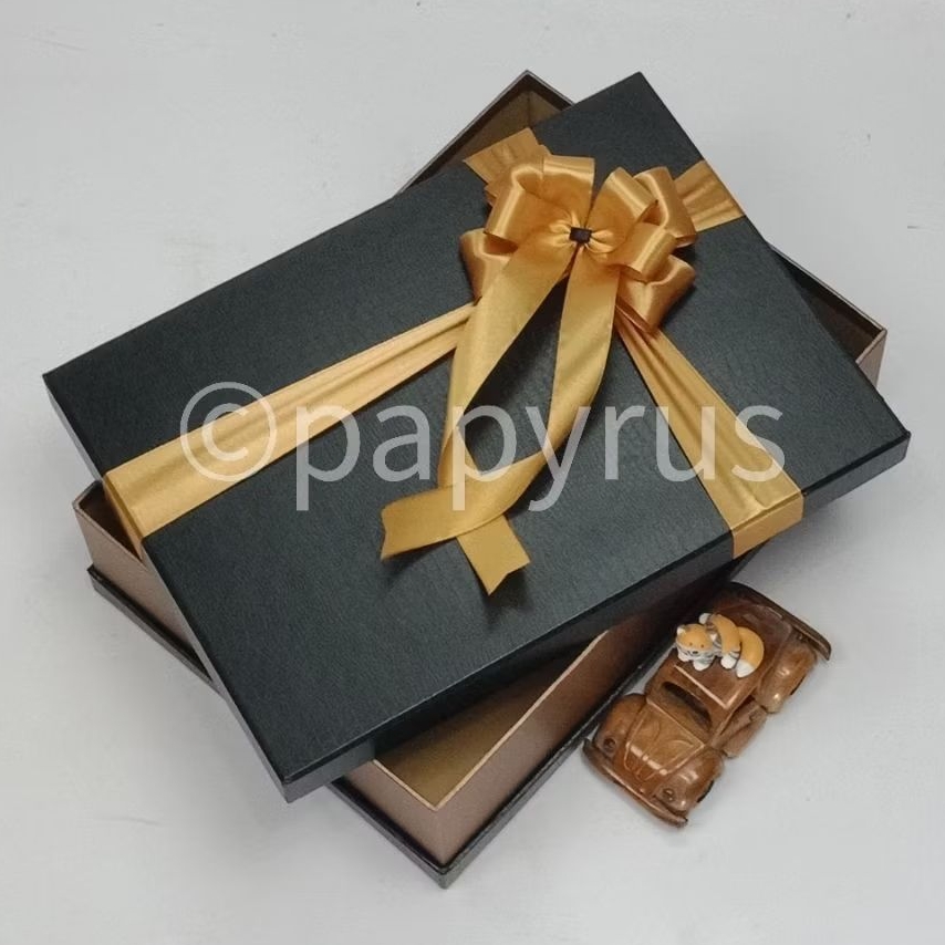 

PAPYRUS Sandwich 25x35 Tinggi 8cm Kotak Kado Gift Box V2