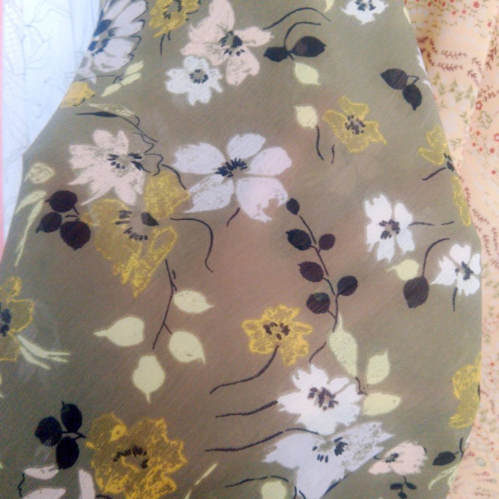 Kain Sifon Motif Bunga Kecil – Warna Olive Pastel Harga Per½