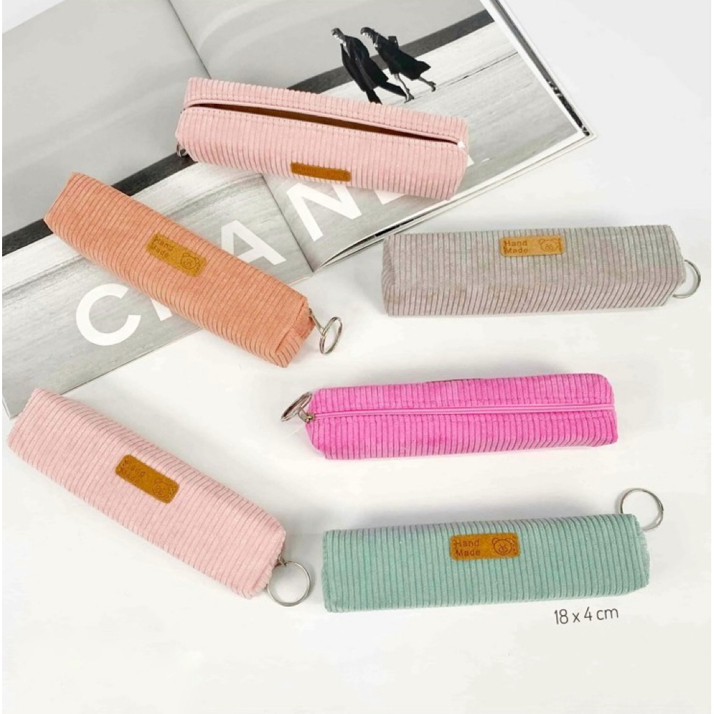 

Tempat Pensil Tabung Motif Polos Bahan Corduroy