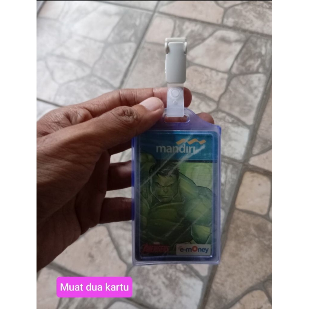 

Tempat name tag muat dua kartu dan jepitan penjepit kerang plastik putih terlaris
