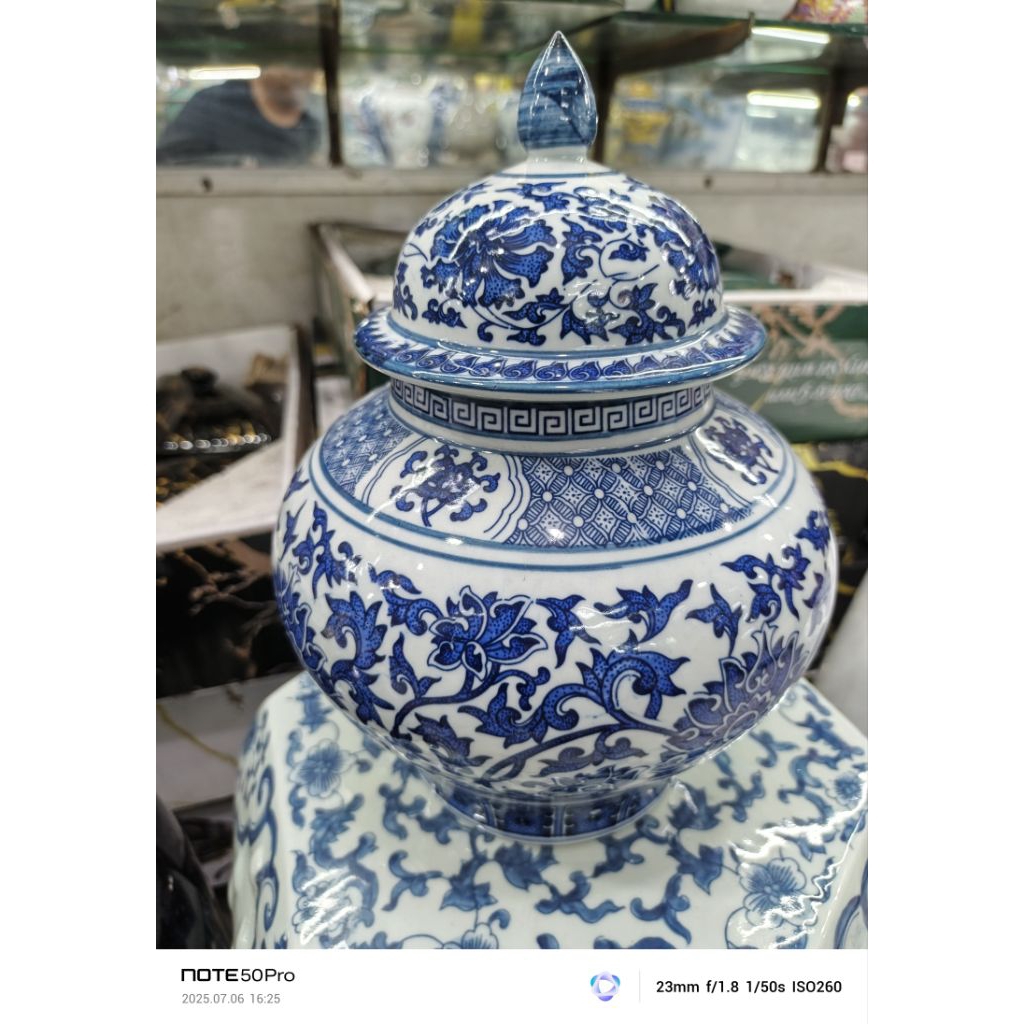 guci keramik biru putih tutup aladin