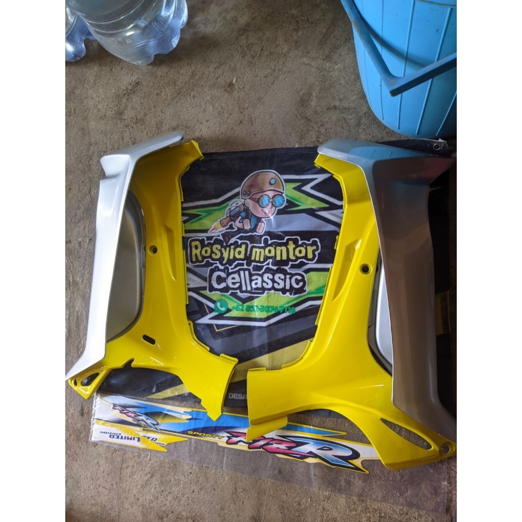 Sayap luar dalam fizr warna kuning silver BAHAN ABS