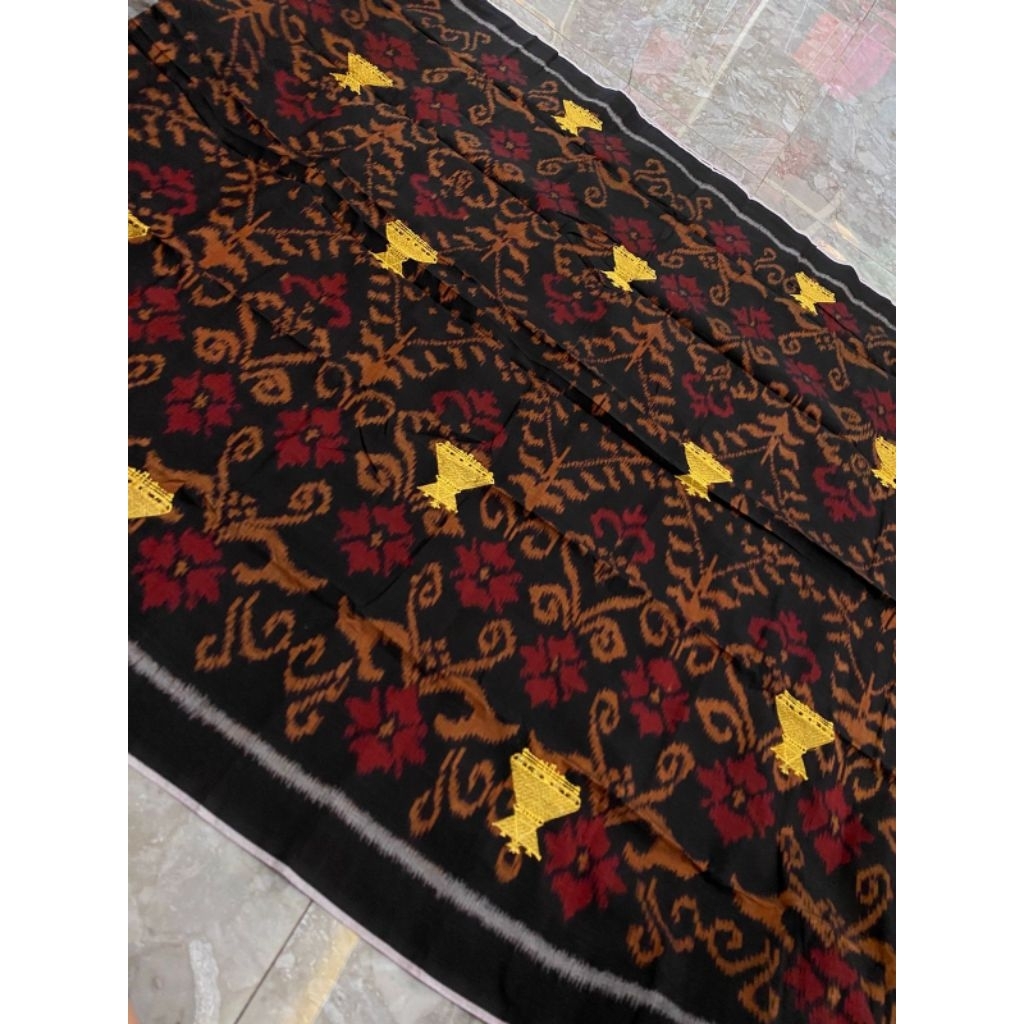 Sarung Sutra motif endek Bali berbordir emas