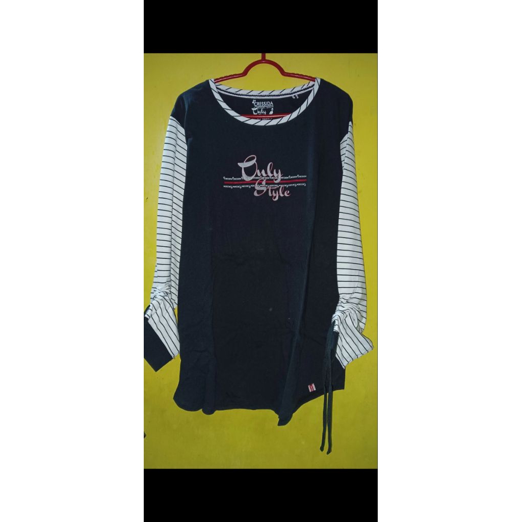 [PRELOVED] CRESSIDA Kaos Polos Mix Salur Hitam Wanita Jumbo LD 120 cm