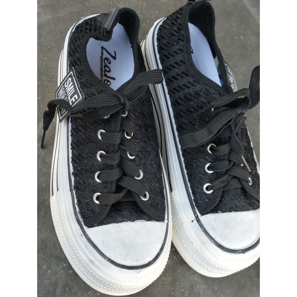 LIKE NEW Sepatu zealo