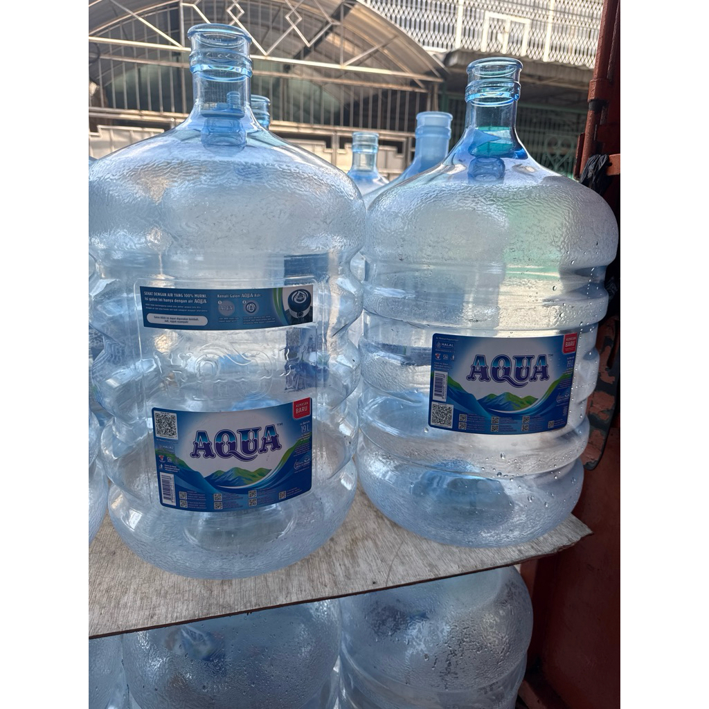 

Galon Aqua 19 liter galon kosong tanpa isi.