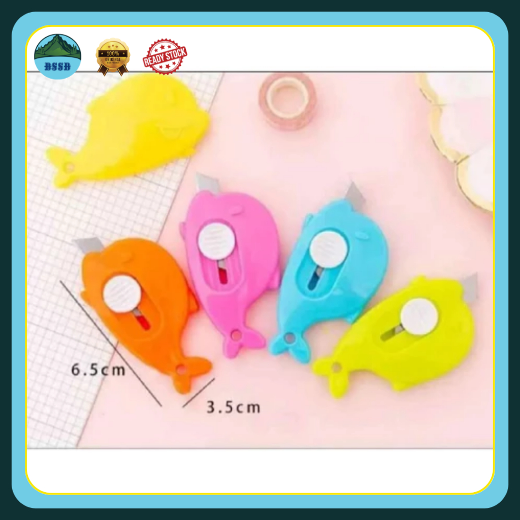 

utter Mini Model Dolphin - Lucu & Serbaguna** Pisau cutter mini dengan desain karakter **lumba-lumba** yang **unik dan menggemaskan**. Ukurannya yang kecil membuatnya **mudah dibawa ke mana saja** dan tidak memakan banyak tempat penyimpanan. Terbuat da