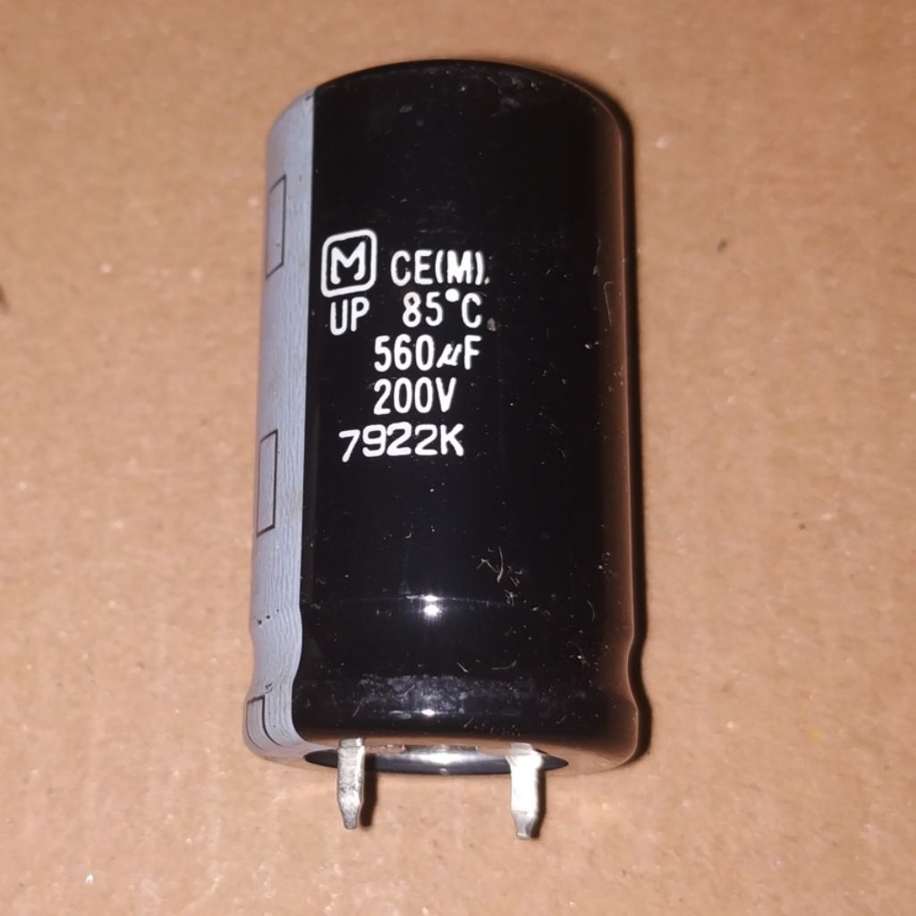 C Elco Elko 560uF 200V 560 uF 200 V SNAP IN