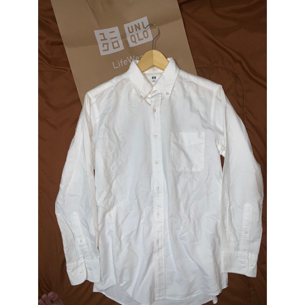 KEMEJA PUTIH UNIQLO LINEN OXFORD  DI KERAH BERNODA KUNING TIPIS