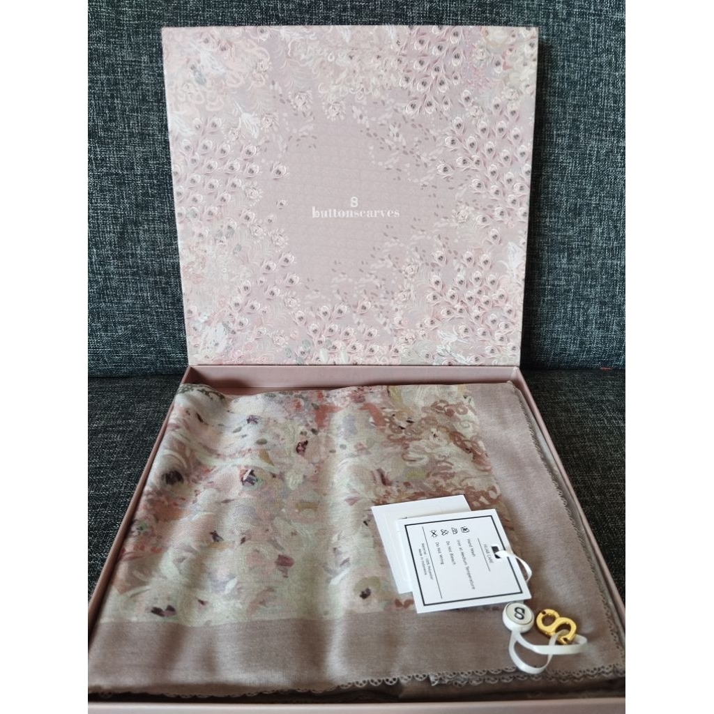 Buttonscarves Ederra Milky