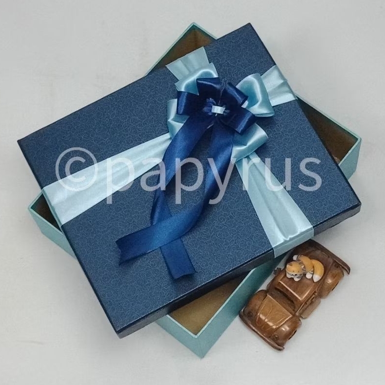 

PAPYRUS Kombinasi 25x30 Tinggi 5cm Kotak Kado Gift Box Hadiah V2