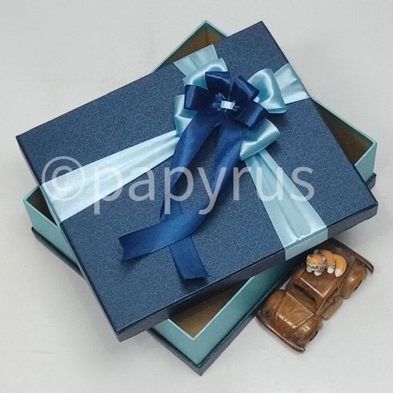 

PAPYRUS Sandwich 25x30 Tinggi 8cm Kotak Kado Gift Box Hadiah V2