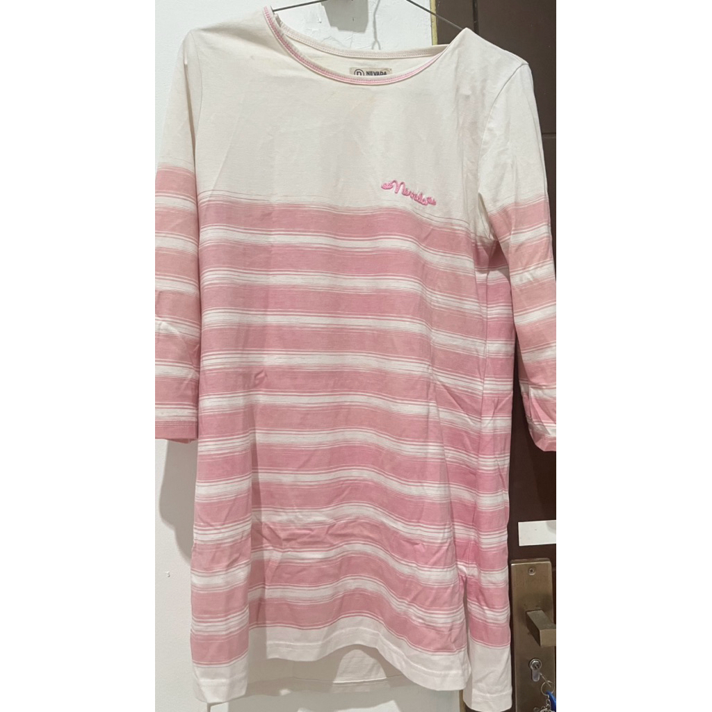 Preloved Kaos Panjang Nevada