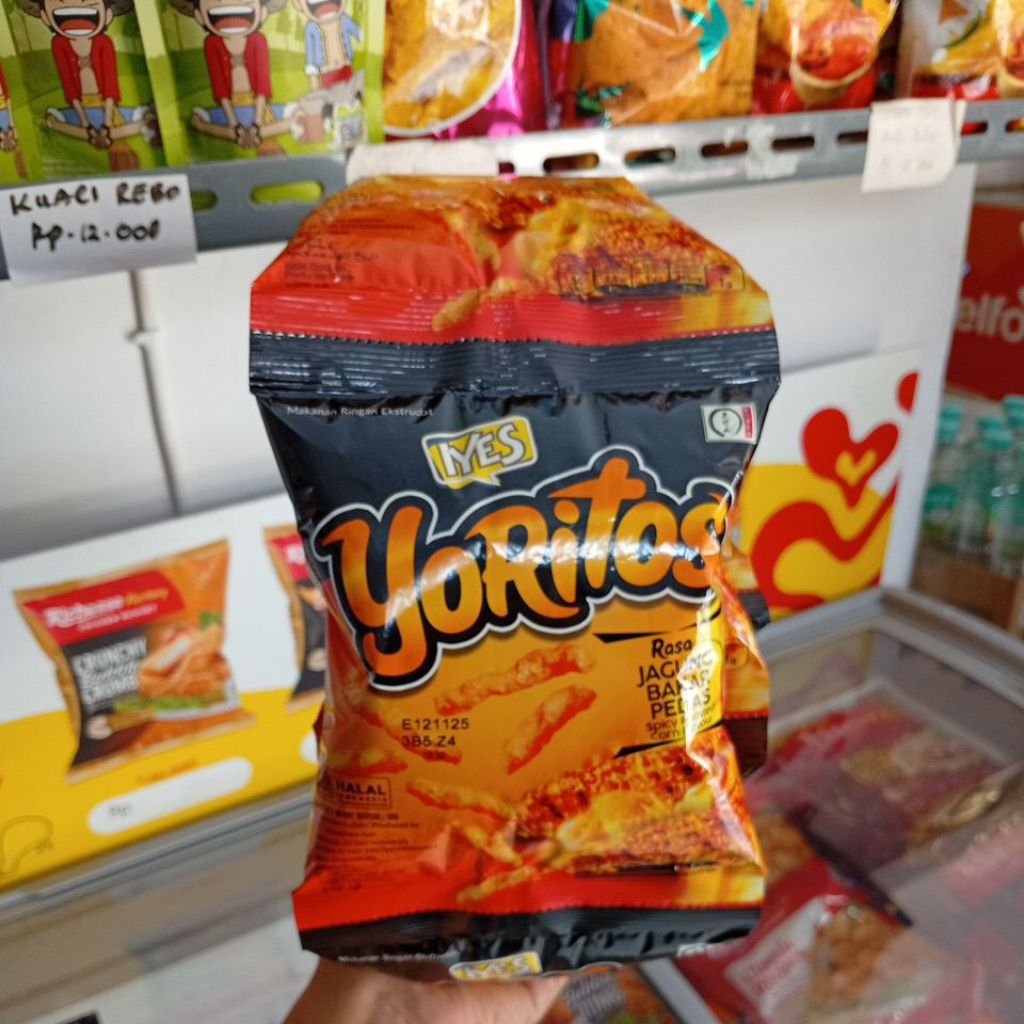 

Chiki Yoritos rasa jagung bakar isi 10