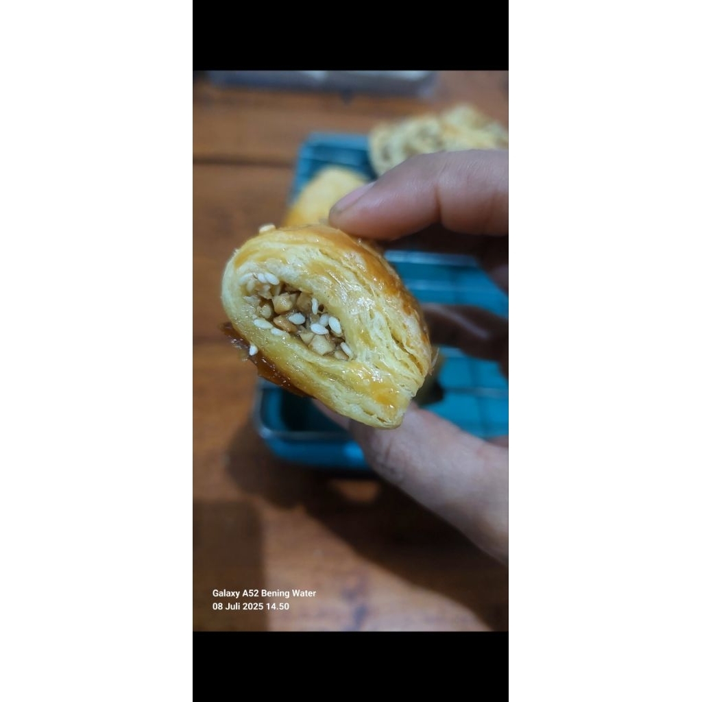 

puff pastry peanut cream/pastry kacang/1box isi 10