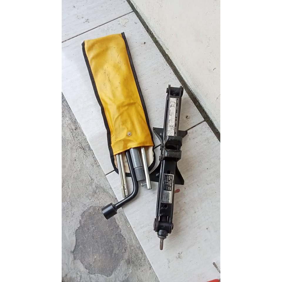 Dongkrak mobil original bawaan mobil ( dongkrak, kunci roda 21, hook )