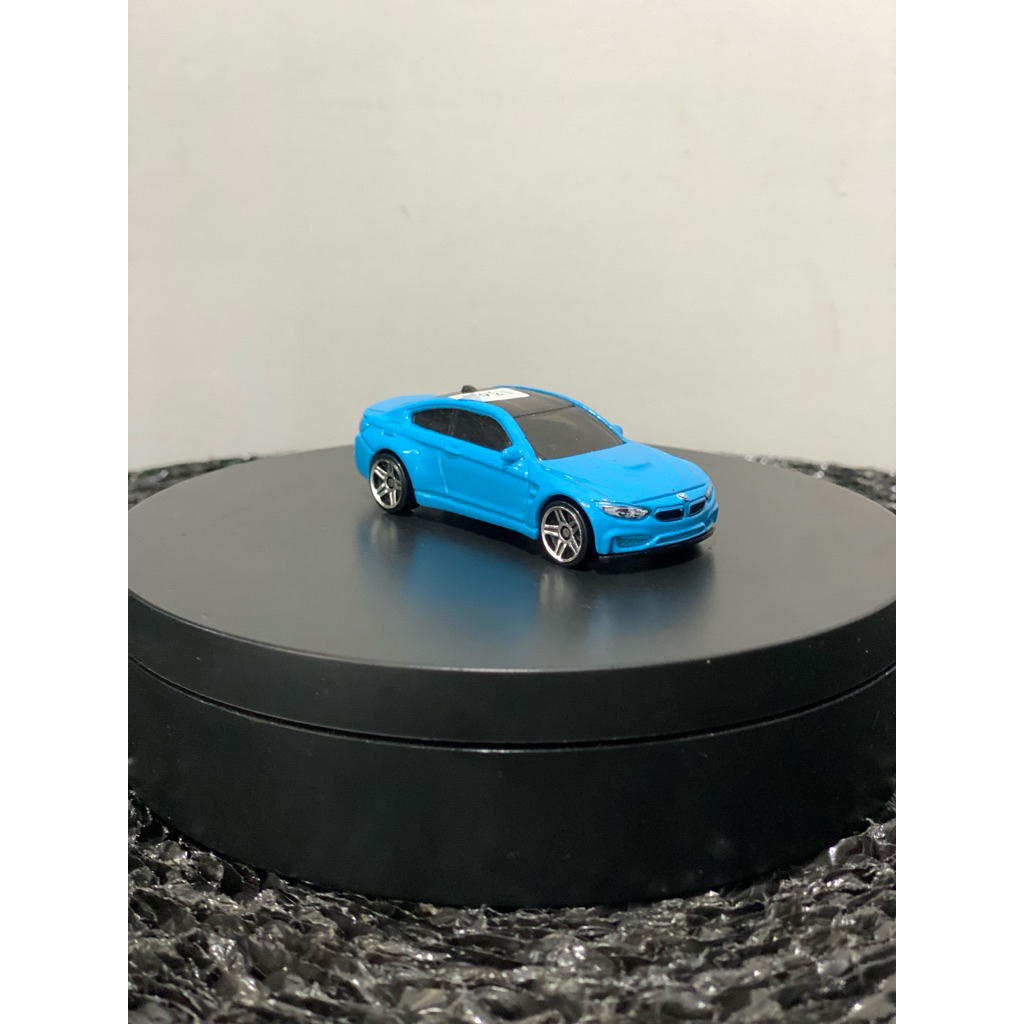 hot wheels loose bmw m4 biru