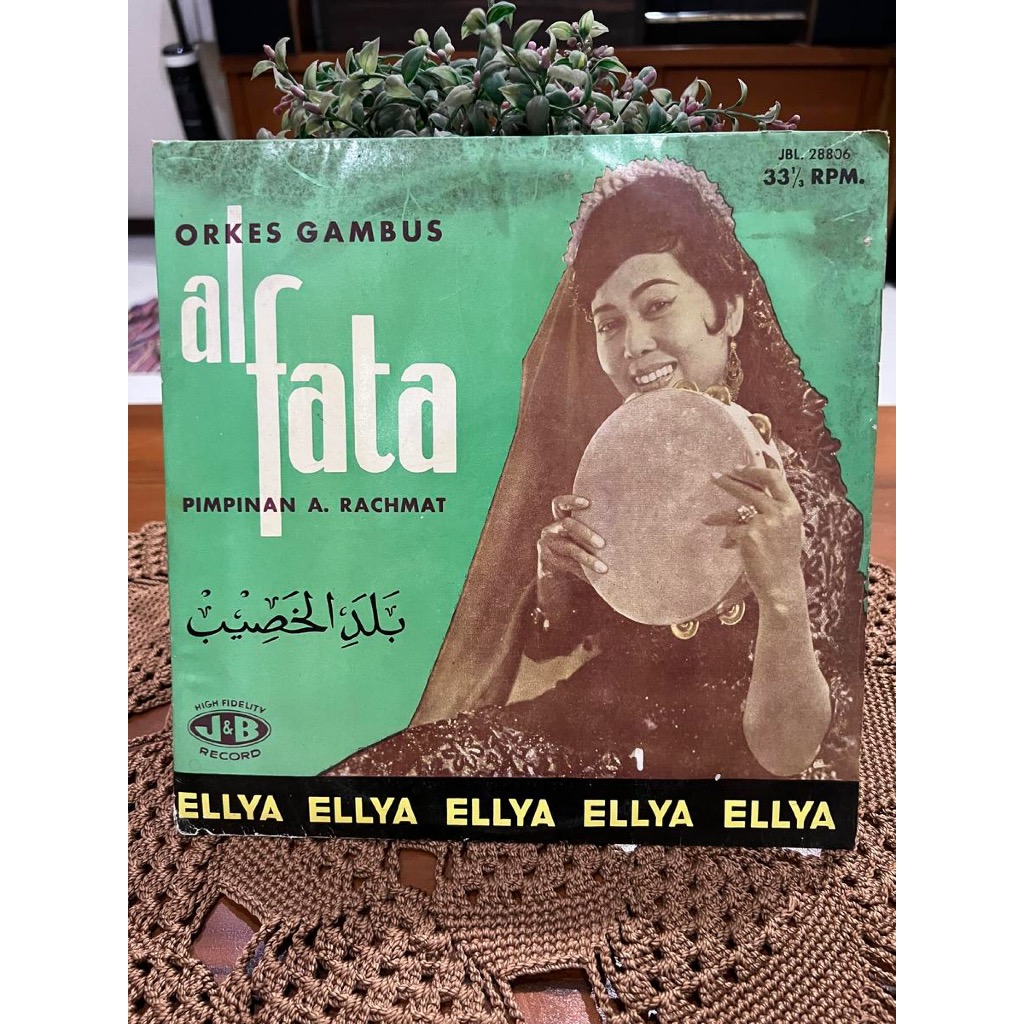 Vinyl Ellya Khadam, Orkes Gambus Al Fata – Baladil Chasib / Piringan Hitam Ellya Khadam, Orkes Gambu