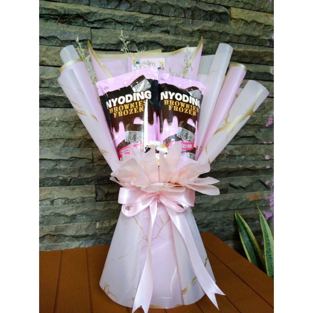 

Buket Cokelat Cantik + Brownies Frozen Nyoding | Kado Unik & Manis (2 pouch)